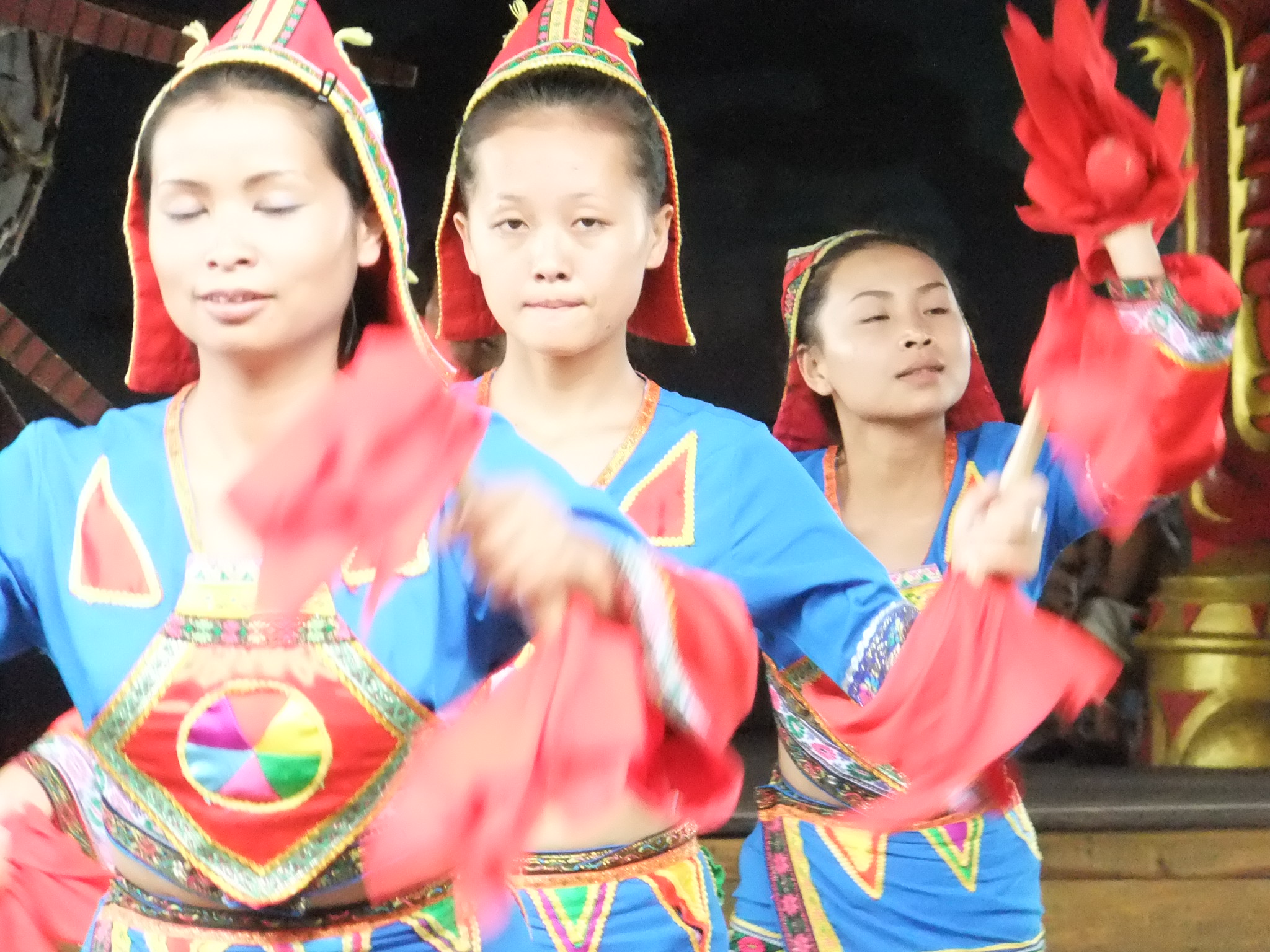 ジノー族の民族舞踊ショー