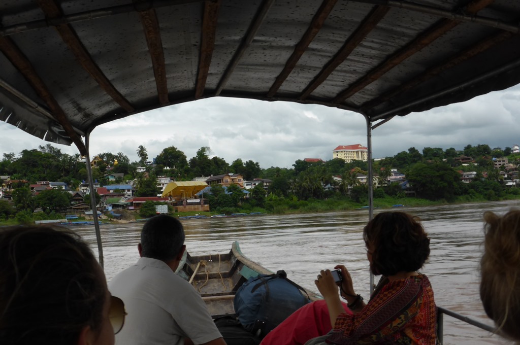 タイ・チェンコーンからメコン川を渡りラオス・フアイサイへ入国する