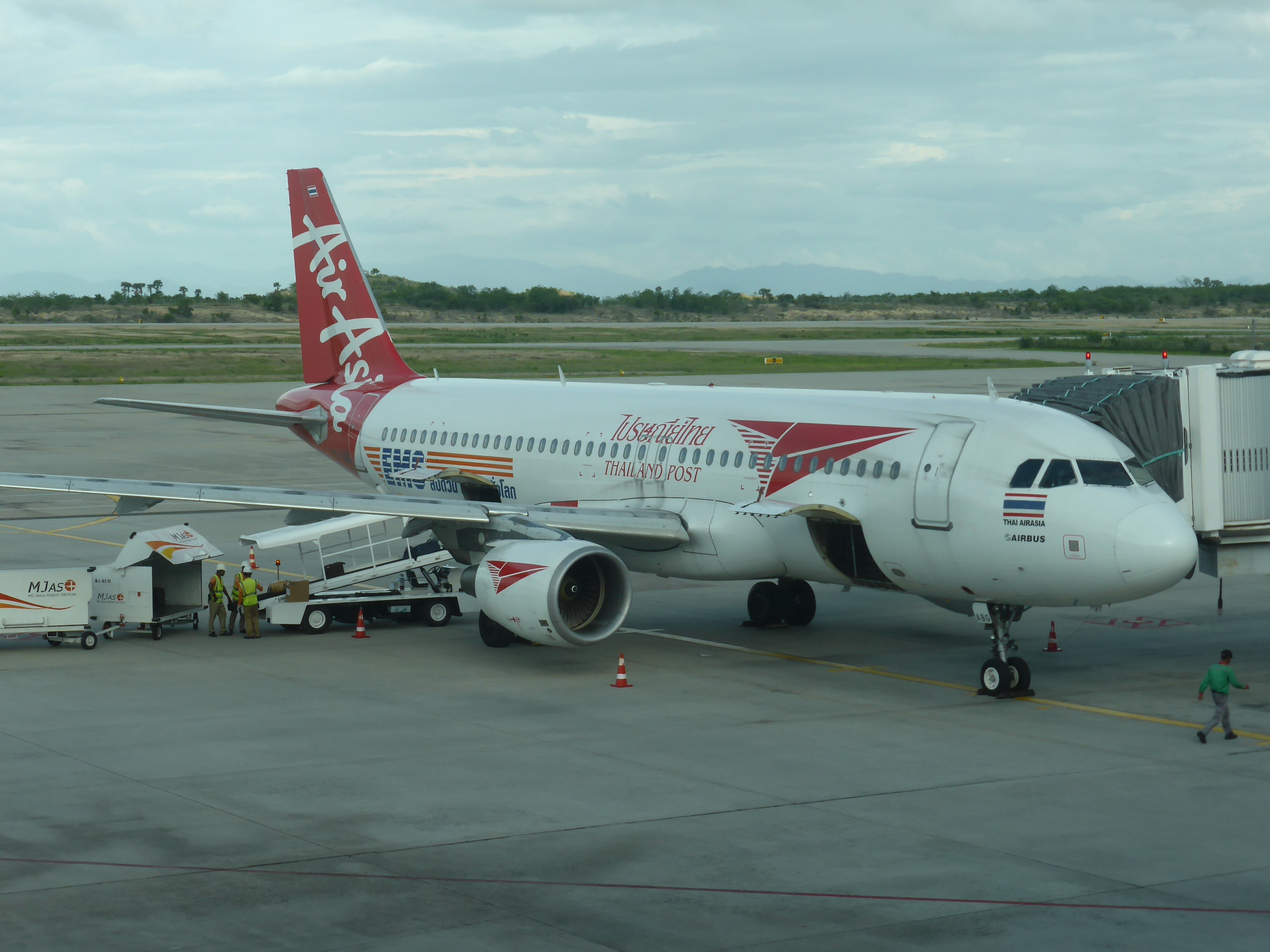 マンダレー空港に到着のエアアジア機