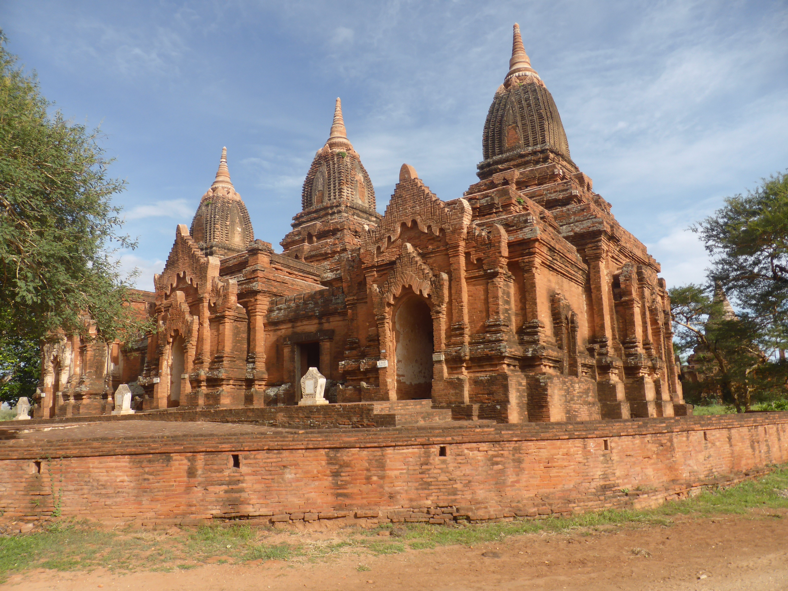 ３つの仏塔が連結したパヤートンズー寺院