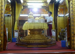 寺院の本尊である５体の仏像に金箔を貼る
