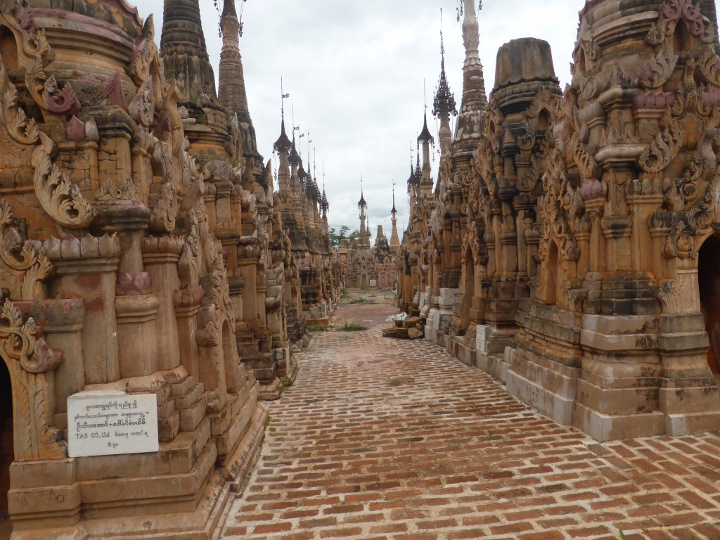 数知れぬ仏塔が並ぶカックー遺跡