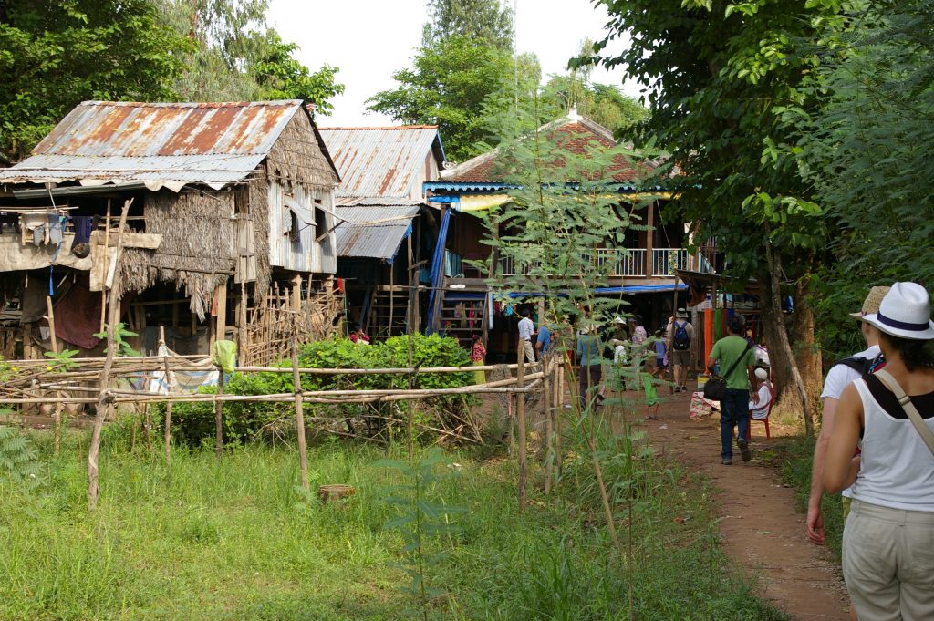 高床式の集落が並ぶチャム族の村